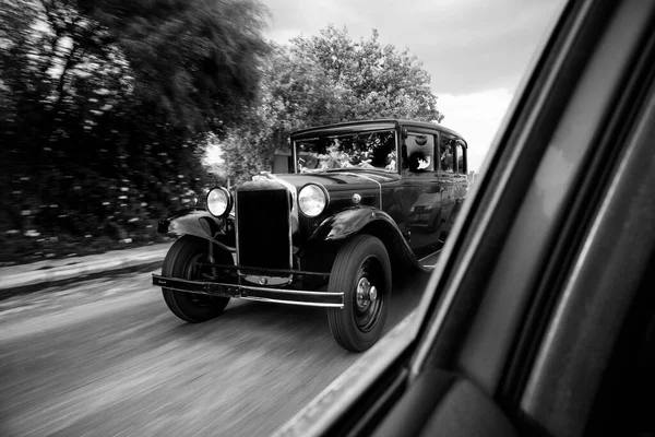 城市里汽车的黑白照片 — 图库照片
