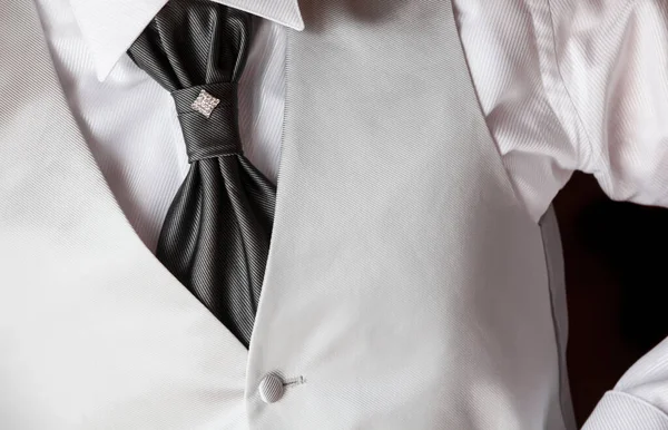 Λεπτομέρειες Γαμήλιο Κοστούμι Λευκό Πουκάμισο Γκρι Γραβάτα Και Γιλέκο — Φωτογραφία Αρχείου