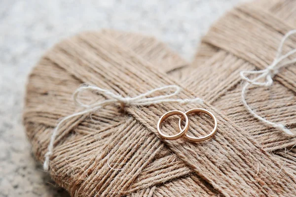 糸で作られた心の上に金の結婚指輪 — ストック写真