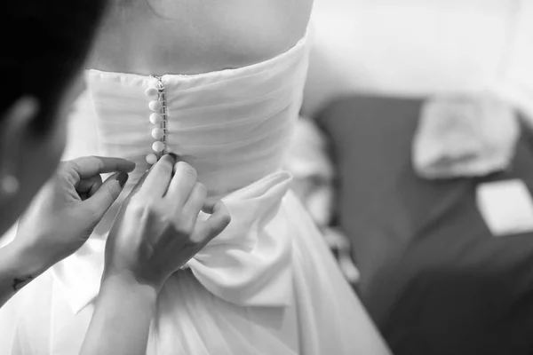 Kobieta Przygotować Suknię Ślubną Dla Panny Młodej — Zdjęcie stockowe