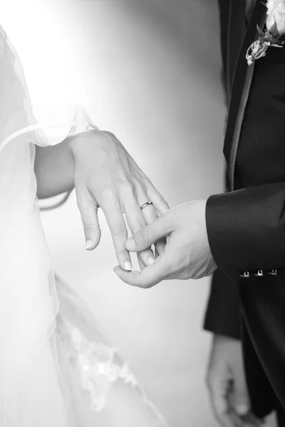 Svatební Obraz Ženicha Držet Nevěstu Ruku Prstenem — Stock fotografie