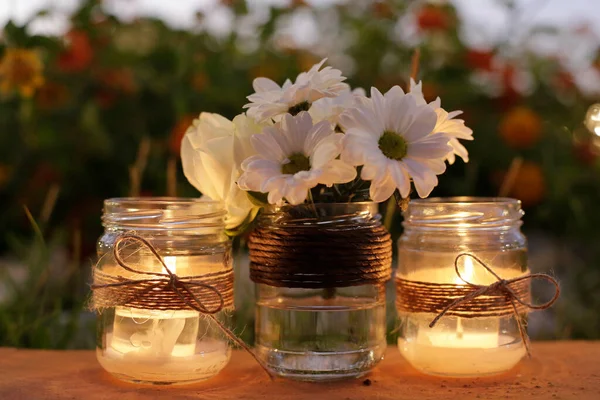 Vackra Blommor Glasburkar Träbord — Stockfoto