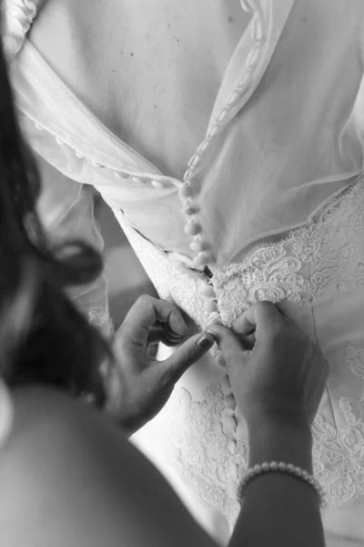 Жінка Готує Наречену Весільній Сукні — стокове фото