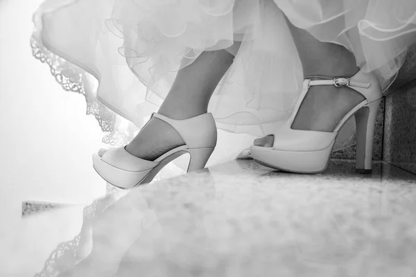 Μαύρο Και Άσπρο Της Νύφης Φορούν Γαμήλια Παπούτσια — Φωτογραφία Αρχείου