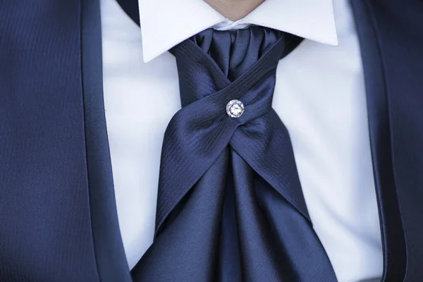 Λεπτομέρεια Μπλε Γαμήλιου Κουστουμιού Λευκό Πουκάμισο Μπλε Σακάκι Μαύρη Γραβάτα — Φωτογραφία Αρχείου