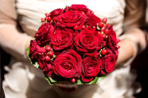 Bouquet Roses Tenu Main Par Une Mariée — Photo