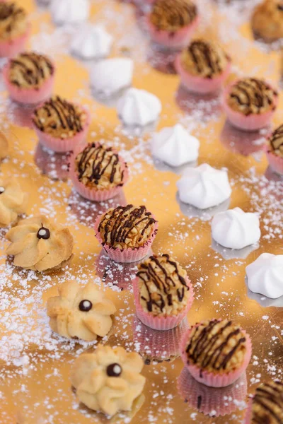 Surtido Cupcakes Una Sola Porción Dispuestos Una Bandeja Oro — Foto de Stock