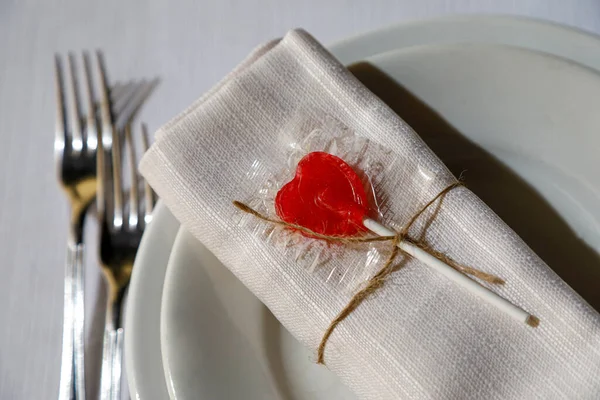 Γλυκό Κόκκινο Γλειφιτζούρι Στο Πιάτο — Φωτογραφία Αρχείου