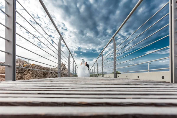 Uma Jovem Noiva Está Andando Dia Casamento Fundo Nuvens Fundo — Fotografia de Stock