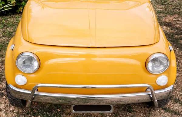 Żółty Zabytkowy Samochód Ulicy Samochód Retro — Zdjęcie stockowe