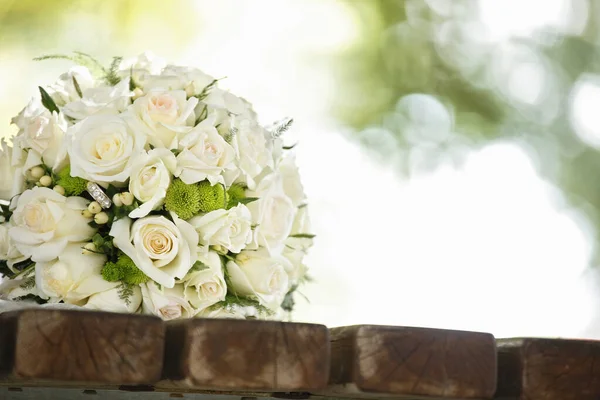 Krásná Svatební Kytice Bílých Růží Snubních Prstenů — Stock fotografie