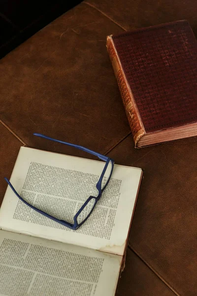 Lähikuva Puinen Pöytä Kirjoja Lasit — kuvapankkivalokuva