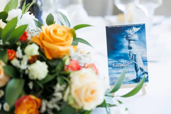 Bir Buket Çiçekli Düğün Masası — Stok fotoğraf