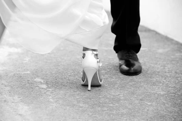 Nevěsta Ženich Drží Boty Svatební Den — Stock fotografie