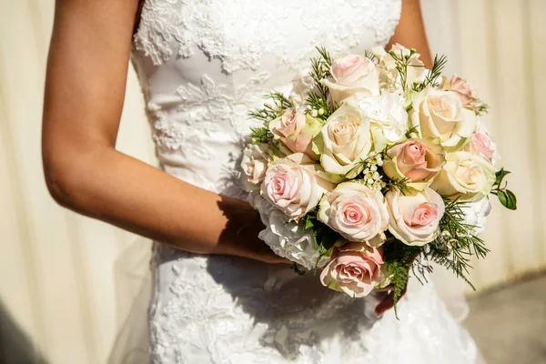 Braut Mit Brautstrauß Weißen Brautkleid — Stockfoto