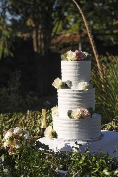 Hochzeitstorte Mit Weißen Rosen Weißen Rosen Kerzen — Stockfoto
