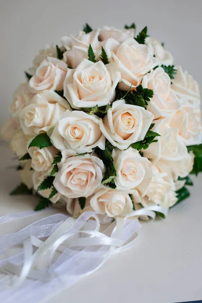 Обручальные Кольца Белых Розах — стоковое фото