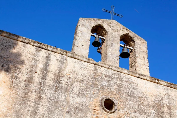 Mavi Gökyüzüne Karşı Eski Kilisenin Düşük Açılı Görüntüsü — Stok fotoğraf