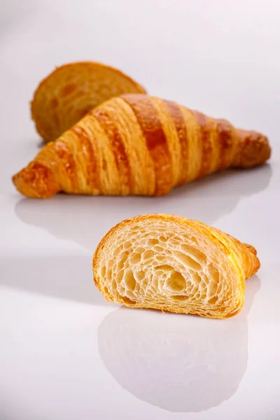 Croissants Auf Einem Weißen Teller — Stockfoto