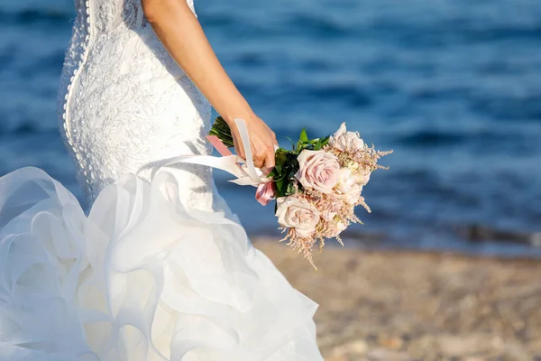 Die Braut Mit Einem Brautstrauß — Stockfoto