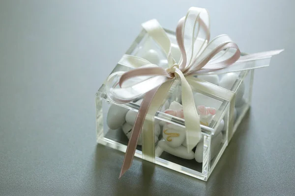 Белый Подарочная Коробка Белым Луком Лентой Темном Фоне Крупным Планом — стоковое фото