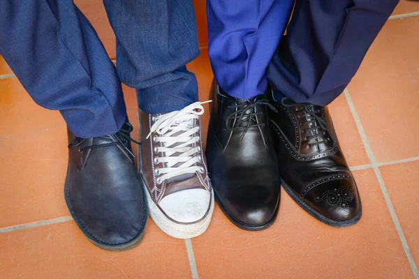 Zblízka Mužských Nohou Různých Botách — Stock fotografie