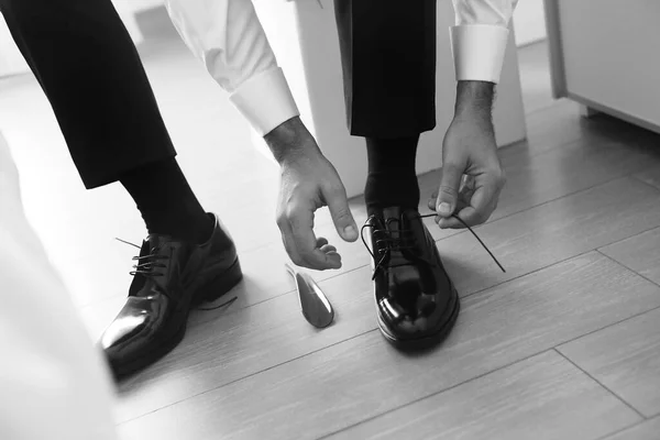 Groom Amarrando Seus Sapatos — Fotografia de Stock