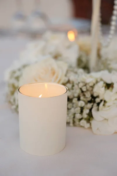 Belo Buquê Flores Vaso Uma Mesa Madeira Branca Conceito Casamento — Fotografia de Stock