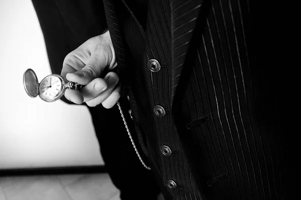 Mężczyzna Garniturze Trzyma Zegarek Czarny Biały — Zdjęcie stockowe