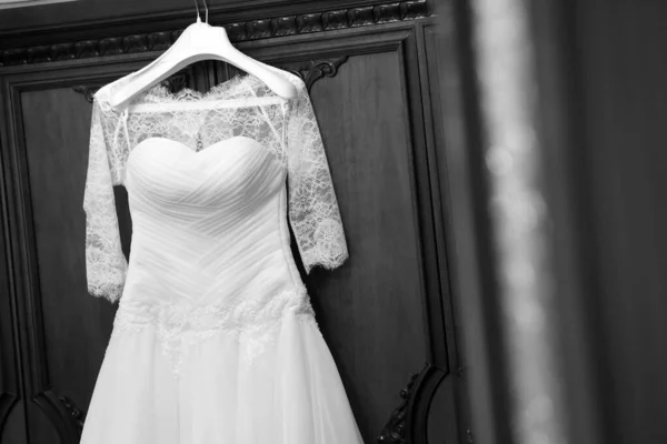 Біла Весільна Сукня Висить Вішалці — стокове фото