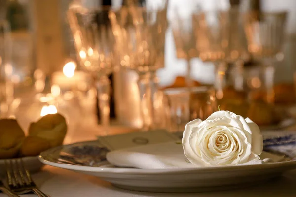 Mooie Tafel Bezet Met Bloemen Een Bruiloft Tafel — Stockfoto