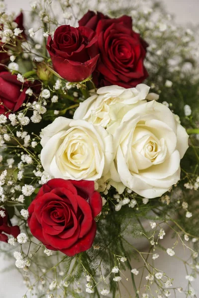 Μπουκέτο Κόκκινα Και Λευκά Τριαντάφυλλα Ανοιχτό Φόντο Close — Φωτογραφία Αρχείου