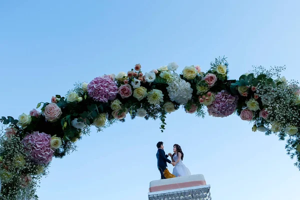 Dışarıda Çiçekler Olan Güzel Bir Düğün Dekoru — Stok fotoğraf
