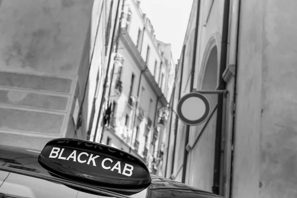 Imagen Blanco Negro Calle Estrecha Ciudad Vieja Cartel Taxi Negro — Foto de Stock