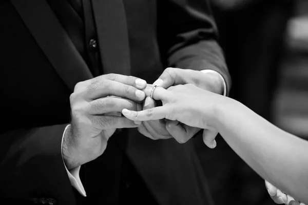 Жених Надевает Обручальное Кольцо Палец Невесты — стоковое фото