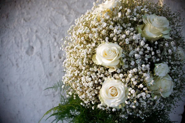 Λευκά Τριαντάφυλλα Γάμου Σκοτεινό Τοίχο — Φωτογραφία Αρχείου