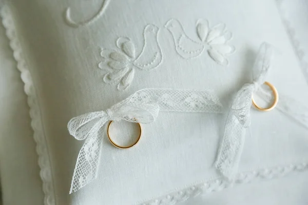 Jegygyűrűk Fehér Háttérrel Esküvő — Stock Fotó