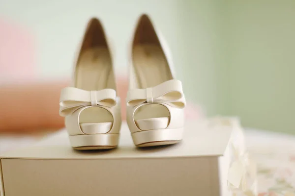 Düğün Ayakkabıları Odada Yerde — Stok fotoğraf