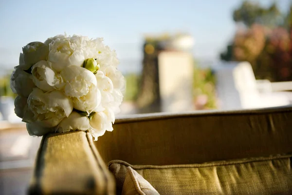 Güzel Düğün Çiçekleri Sandalyede — Stok fotoğraf