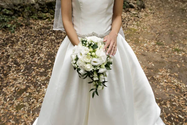 Braut Hält Hochzeitsstrauß — Stockfoto