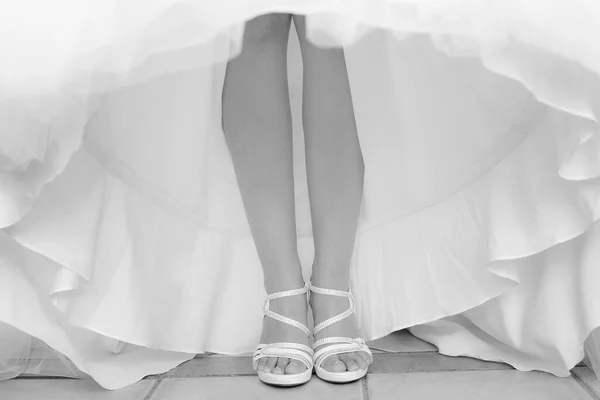 一个年轻漂亮的新娘的腿 — 图库照片