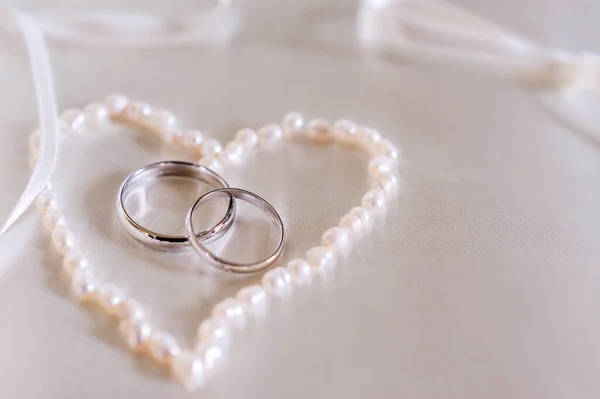結婚式の日に指輪を 結婚指輪 — ストック写真