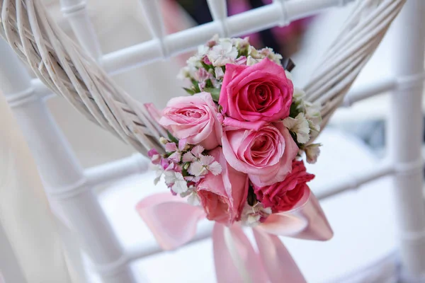 有粉红和白花的婚礼装饰 — 图库照片