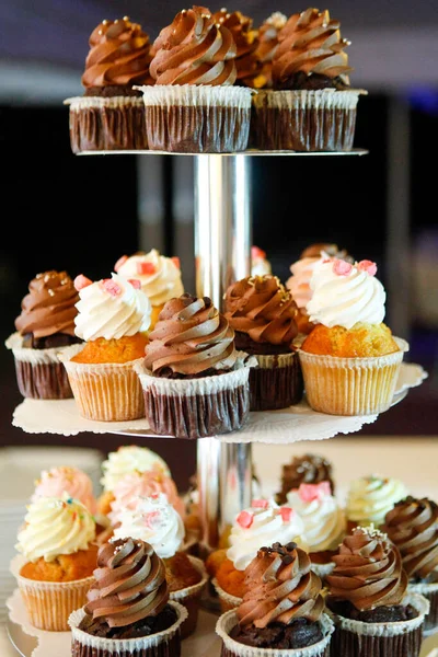Primer Plano Una Variedad Cupcakes Una Mesa —  Fotos de Stock