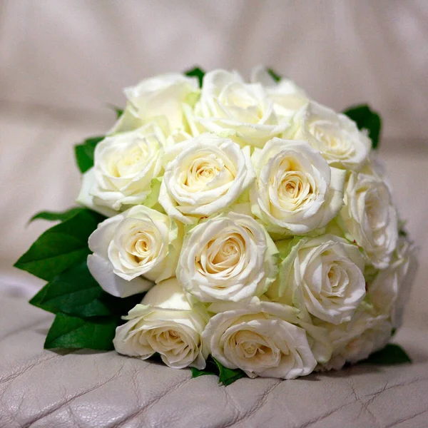 Anillos Boda Blancos Con Rosas Blancas Los Anillos Boda —  Fotos de Stock