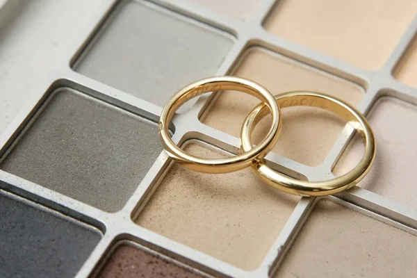 白い背景に結婚指輪と結婚指輪 — ストック写真
