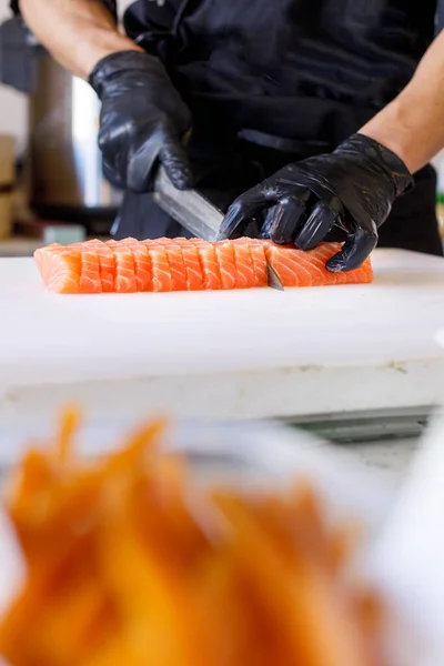 Mains Chef Avec Couteau Coupe Saumon Dans Cuisine — Photo
