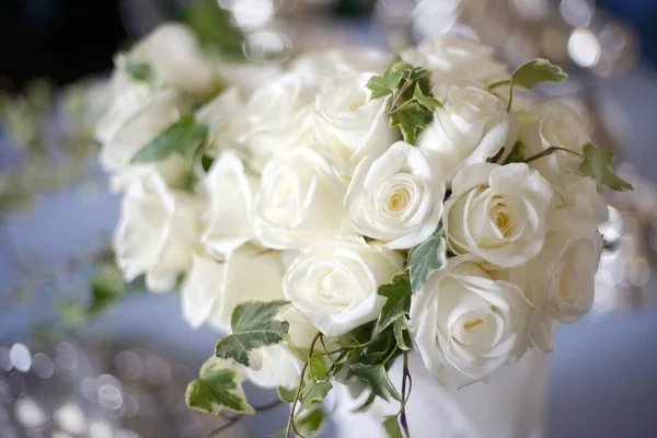 Hermosas Rosas Blancas Sobre Mesa —  Fotos de Stock