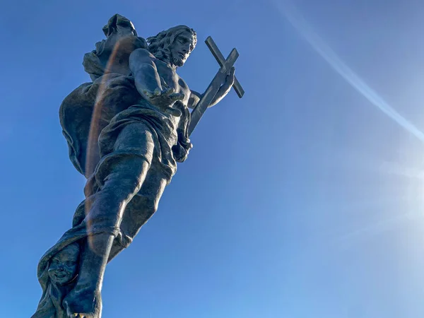 Статуя Чоловіка Хрестом Синьому Тлі — стокове фото
