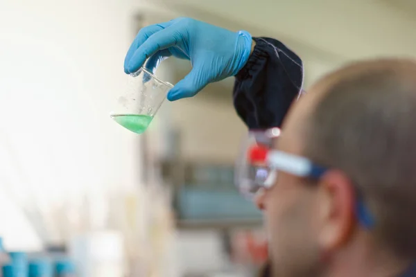 Wissenschaftler Hält Reagenzglas Mit Flüssigkeit — Stockfoto